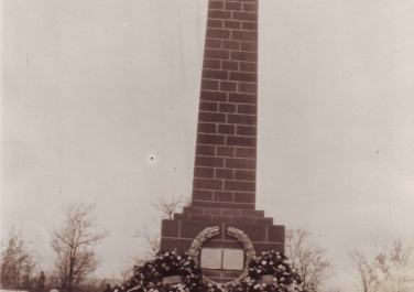 Постоянный памятник-обелиск «Дружба» на могиле погибших китайских воинов интернационального батальона в боях при освобождении Морозовской в июне 1918 года. В могиле похоронены 550 китайских добровольцев, фамилии которых неизвестны.