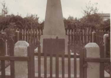 Постоянный памятник-обелиск на могиле погибших воинов в период ВОВ в декабре 1942 года. В могиле похоронены 13 солдат, сержантов и офицеров СА.