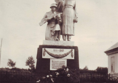 Постоянный памятник «Клятва» со скульптурой 2-х солдат на могиле погибших воинов в период ВОВ в боях при освобождении х.х. Общий и Козинка в декабре 1942 года. В могиле похоронены 102 солдат, сержанта и офицеров СА