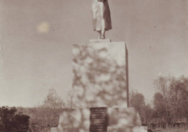 Постоянный памятник со скульптурой женщины «Родина-мать» на могиле расстрелянных немцами советских граждан 29 декабря 1942 года. В могиле похоронено 284 человек.