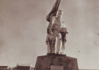 Постоянный памятник со скульптурой солдата на могиле погибших воинов в период ВОВ в боях при освобождении х. В-Донка в декабре 1942 года. В могиле похоронены 456 солдат, офицеров, сержантов СА
