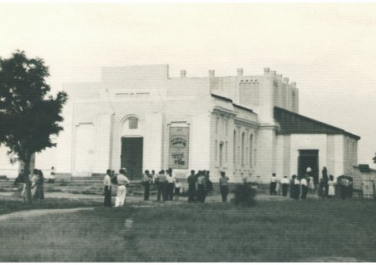 Это кинотеатр, позднее получивший название "Мир". До 1928 г. это была действующая церковь. Теперь тоже. Этот снимок сделал мой отец - Михаил Михайлович Морозов - в году 1953-1954. Если присмотреться, то на афише - фильм "Чук и Гек" , Цветные