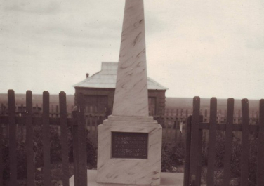 Постоянный памятник-обелиск на могиле погибших воинов в период ВОВ в боях при освобождении территории Морозовского зерносовхоза в декабре 1942 года. В могиле похоронены 17 солдат, сержантов и офицеров
