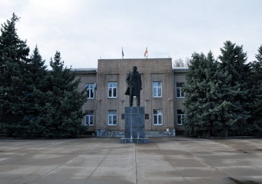 Семикаракорск, памятник В.И. Ленину, администрация