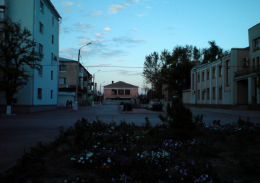 Вид на памятник воинской славы и недействующий кинотеатр "Дружба" (пересечение ул. Буденного и Ленина).
